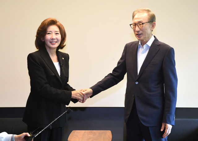 국민의힘 당권주자인 나경원 의원이 29일 서울 강남구의 이명박 전 대통령 사저를 찾아 이 전 대통령과 인사를 나누고 있다. 연합뉴스