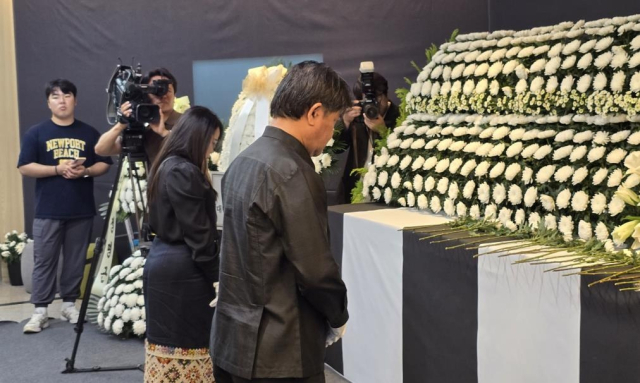 조문하는 쏭깐 루앙무닌턴 주한 라오스 대사. 연합뉴스