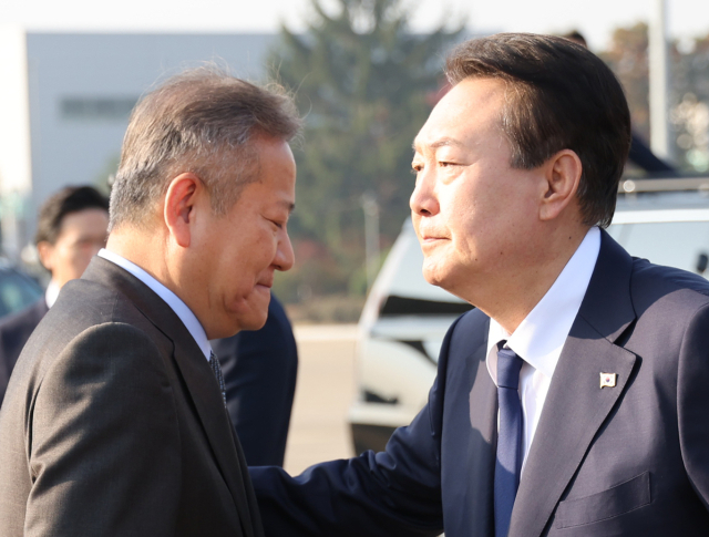 윤석열 대통령이 11일 오전 아세안(ASEAN·동남아국가연합) 관련 정상회의 및 주요20개국(G20) 정상회의 등 다자회의 참석을 위해 성남 서울공항에 도착, 공군 1호기로 향하며 이상민 행안부 장관 등 환송 인사들과 인사하고 있다. 연합뉴스