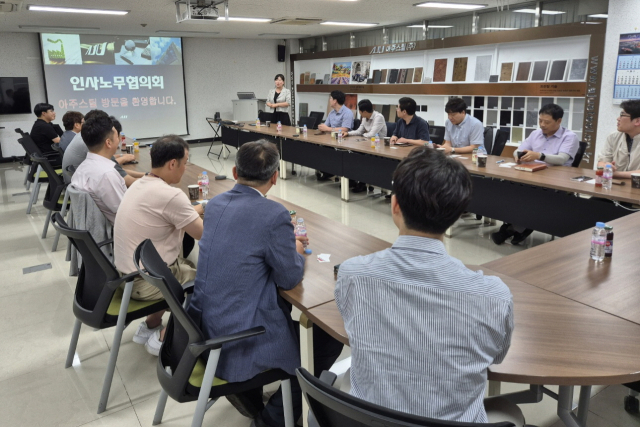 경북경총 인노회 회원들이 지난달 26일 구미4산단 아주스틸 본사에서 조윤정 인사혁신그룹장의 회사 소개를 듣고 있다.아주스틸 제공