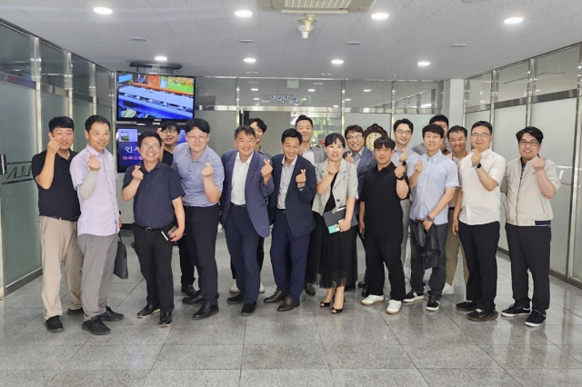 경북경총 인노회 회원들이 지난달 26일 구미4산단 아주스틸 본사에서 간담회를 가진 뒤 기념촬영을 하고 있다. 아주스틸 제공
