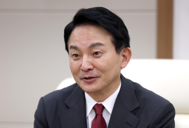 국민의힘 7·23 전당대회 당권주자인 원희룡 후보가 28일 오후 경남 창원시 의창구 경남도청에서 박완수 경남지사와 대화하고 있다. 연합뉴스
