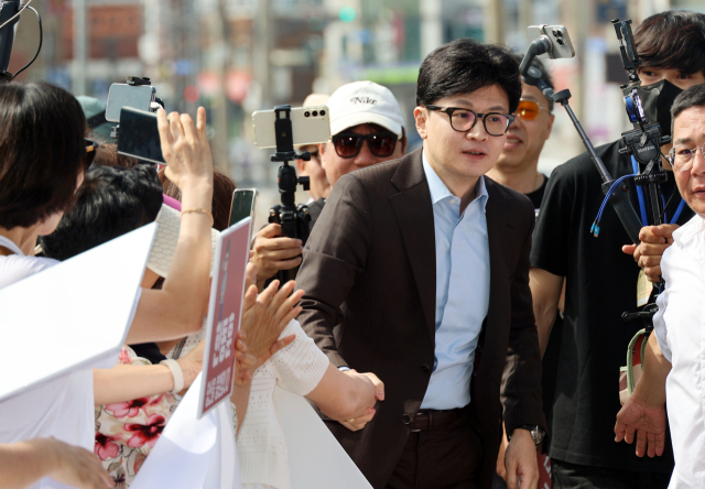 국민의힘 7·23 전당대회 당권주자인 한동훈 전 비상대책위원장이 28일 오전 부산 남구 유엔기념공원에서 지지자들의 환영 속 입장하고 있다. 연합뉴스