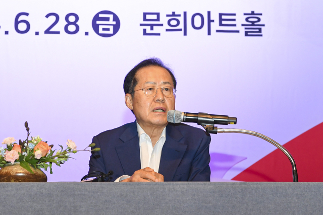 홍준표 대구시장이 지난 28일 문경시 문희아트홀에서 문경시 공무원 300여명과 열띤 