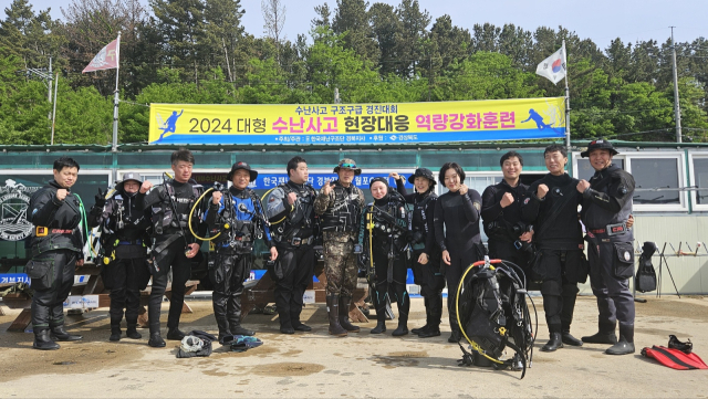 한국재난구조단 경북지사 회원들이 최근 수난사고 현장대응 역량강화훈련을 마친 뒤 기념촬영을 하고 있다. 한국재난구조단 경북지사 제공.