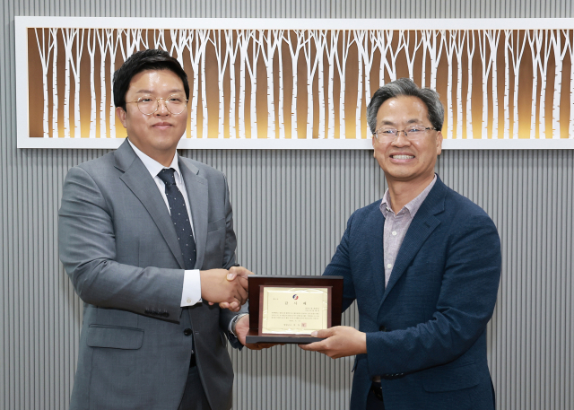 오도창 경북 영양군수(사진 오른쪽)가 유튜버 지역 비하 논란과 관련해 적극 대처에 나서 준 감사의 뜻을 담은 패를 임대성 경북도 대변인에게 전달하고 있다. 경북도 제공.