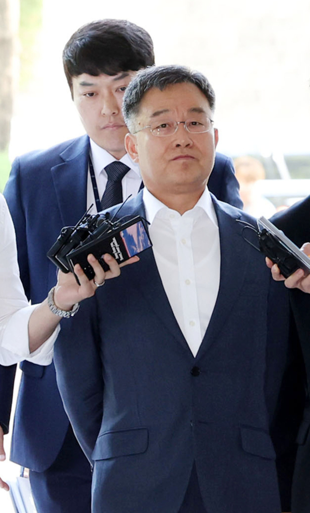 지난 대선에서 대장동 사건과 관련한 허위 인터뷰로 윤석열 대통령의 명예를 훼손한 혐의를 받는 화천대유자산관리 대주주 김만배 씨가 20일 오전 서울 서초구 서울중앙지법에서 열린 영장실질심사에 출석하기 위해 법정으로 향하고 있다. 연합뉴스