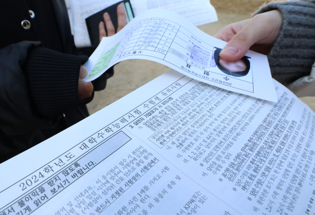 2024학년도 대학수학능력시험을 하루 앞둔 지난해 11월 15일 오후 대구여자고등학교에서 예비소집에 참여한 수험생이 수험표를 배부받고 있다. 매일신문 DB