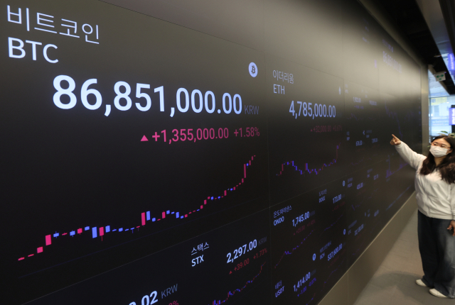 사진은 25일 서울 강남구 업비트 라운지의 가상화폐 시세 전광판. 연합뉴스
