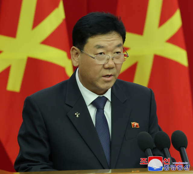 김정은 북한 국무위원장 참석 아래 지난 29일 노동당 중앙위원회 제8기 제10차 전원회의 2일차 회의가 진행됐다고 조선중앙통신이 30일 보도했다. 이날 중앙통신이 발행한 사진을 보면 리철만 내각 부총리가 김정은 위원장의 얼굴이 새겨진 배지(초상휘장)를 왼쪽 가슴에 착용하고 토론을 하고 있다. 김 위원장 배지는 이번에 처음으로 포착됐다. [국내에서만 사용가능. 재배포 금지. For Use Only in the Republic of Korea. No Redistribution] 연합뉴스