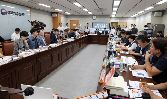 최저임금 법정 심의 기한인 27일 오후 정부세종청사 최저임금위원회 회의실에서 제6차 전원회의가 열리고 있다. 연합뉴스