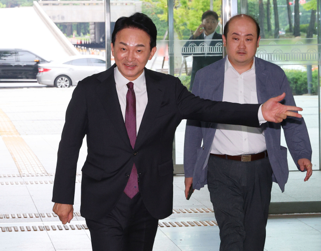 국민의힘 당대표 선거에 출사표를 던진 원희룡 전 국토교통부 장관이 30일 오전 국회 소통관에 들어서고 있다. 연합뉴스