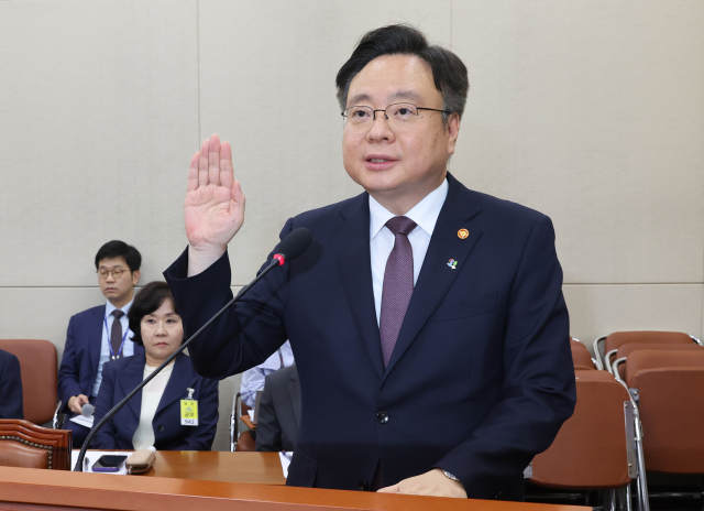 조규홍 보건복지부 장관이 26일 오후 국회에서 열린 보건복지위원회의 의료계 비상상황 관련 청문회에 출석해 증인 선서를 하고 있다. 연합뉴스