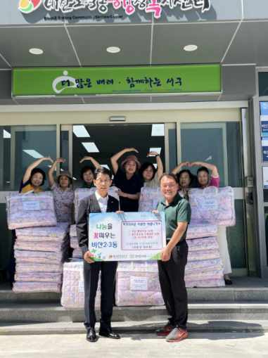 대구 서구 비산2.3동 민간사회안전망은 지난 28일 지역 어르신들을 위해 여름이불 30세트를 전달했다. 대구 서구 제공