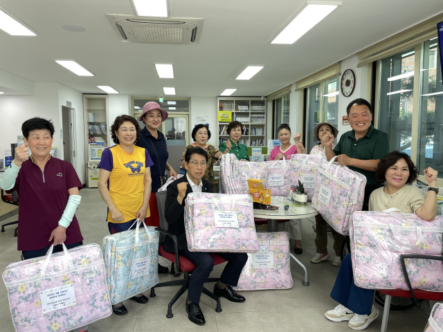 대구 서구 비산2.3동 민간사회안전망은 지난 28일 지역 어르신들을 위해 여름이불 30세트를 전달했다. 대구 서구 제공