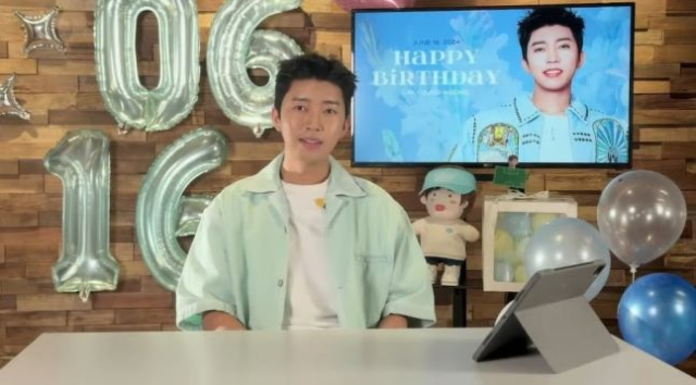 가수 임영웅이 유튜브 라이브 도중 여초 커뮤니티에서 자주 사용하는 특정 용어를 사용해 남성 비하 논란이 제기됐다. 유튜브
