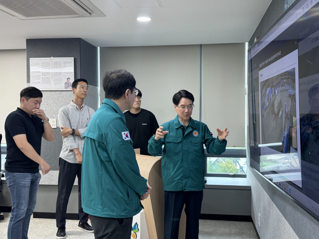 김용학 부산도시공사 사장(오른쪽)이 사업장 실시간 CCTV 관제 화면을 통해 사업장과 관리시설 내 호우 상황과 피해발생 현황 등을 모니터링하고 있다. [사진=부산도시공사]