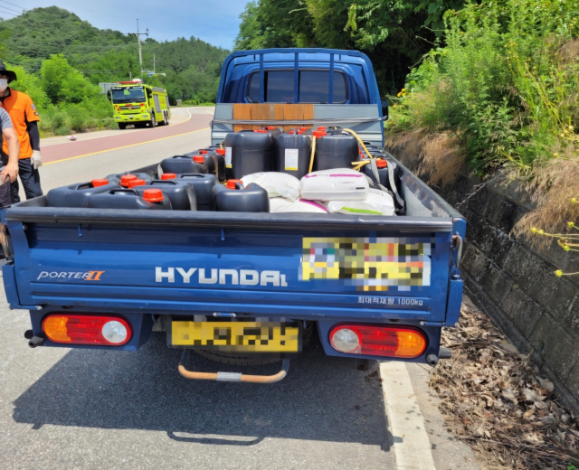 1일 오후 1시 6분쯤 안동시 임동면 34번 국도에서 화물차량을 통해 운송 중이던 질산용기가 도로에 떨어져 질산이 유출되는 사고가 발생했다. 사진은 차량에 적재 된 질산의 모습. 김영진 기자