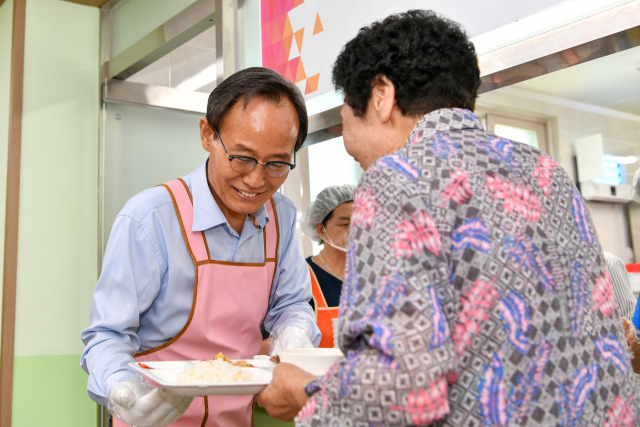 민선 8기 2주년을 맞은 박남서 영주시장이 영주시종합사회복지관을 찾아 배식 봉사를 하고 있다. 영주시 제공