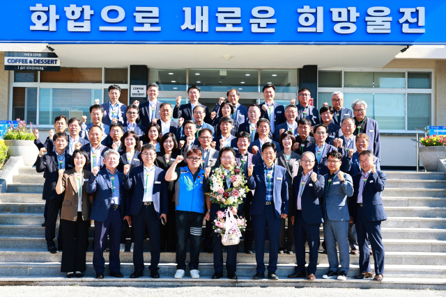 민선6기 주년을 맞아 손병복 군수와 직원들이 화이팅을 외치고 있다. 울진군 제공