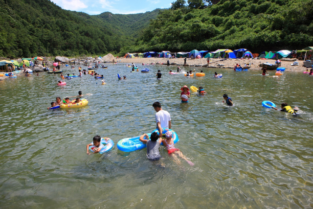 불영계곡 휴게소 물놀이장. 울진군 제공