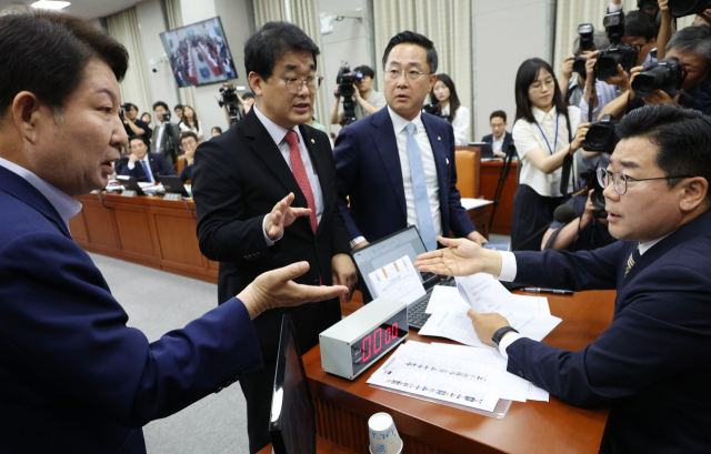 1일 국회에서 열린 운영위원회 전체회의에서 국민의힘 배준영 간사와 권영진 의원이 위원장인 더불어민주당 박찬대 원내대표에게 의사 진행 관련 항의를 하고 있다. 연합뉴스