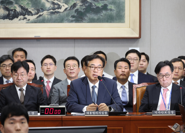 1일 국회에서 열린 운영위원회 전체회의. 정진석 대통령실 비서실장이 의원 질의에 답하고 있다. 연합뉴스