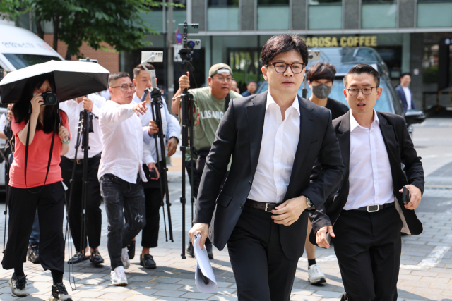 국민의힘 당권주자인 한동훈 전 비상대책위원장이 1일 오후 서울 종로구 연합뉴스TV에 출연하기 위해 사옥으로 향하고 있다. 연합뉴스