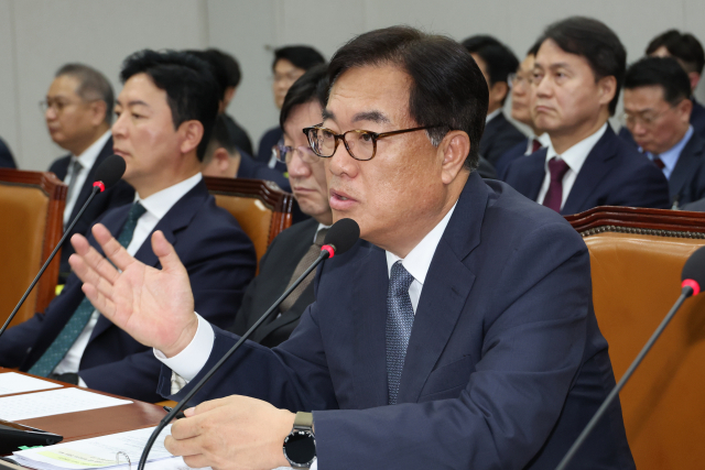 정진석 대통령 비서실장이 1일 오전 국회에서 열린 운영위원회 전체회의에서 채상병 사망 사건과 관련한 위원들의 질의에 답하고 있다. 연합뉴스