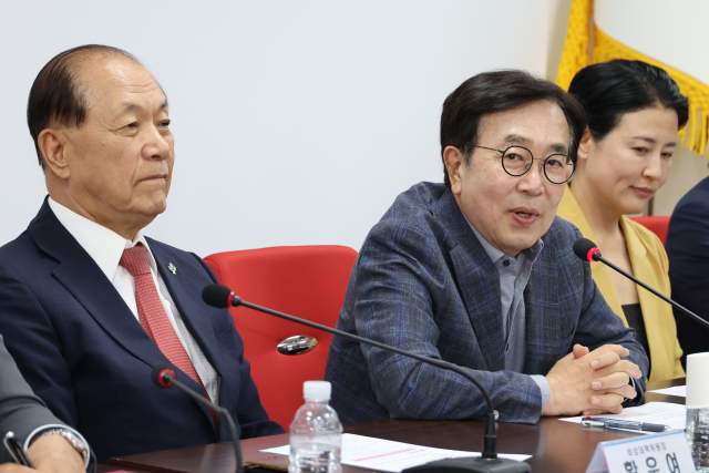 국민의힘 서병수 제4차 전당대회 선거관리위원장이 3일 오후 서울 여의도 당사에서 임명장을 받은 뒤 첫 회의를 주재하고 있다. 연합뉴스