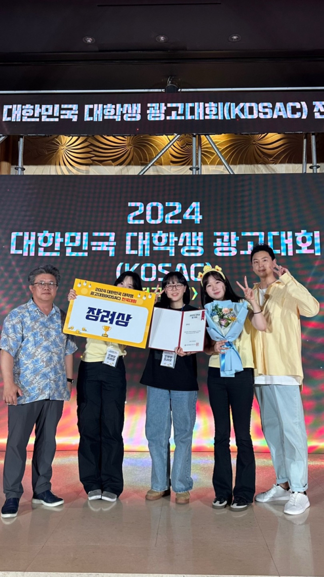 왼쪽부터 대구가톨릭대 미디어영상광고홍보학부 장택원 교수, 박서연ᆞ김예본ᆞ이연우 학생, 민병운 교수. 사진=대구가톨릭대 제공
