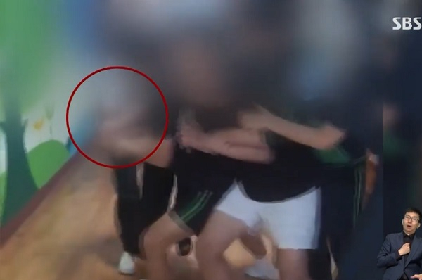 학교 복도에서 흉기 난동을 부리는 중학생을 교사와 다른 학생들이 제지하고 있다. SBS