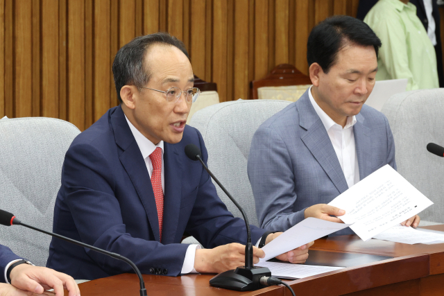 국민의힘 추경호 원내대표(왼쪽)가 2일 오전 국회에서 열린 원내대책회의에서 발언하고 있다. 연합뉴스