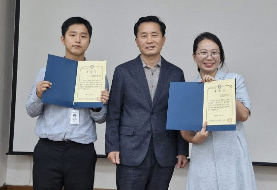 영주교육지원청이 2024년 상반기 Best Worker 를 선정 시상했다. 왼쪽부터 김동언 주무관, 전태영 교육장, 홍영희 주무관. 영주시교육지원청 제공