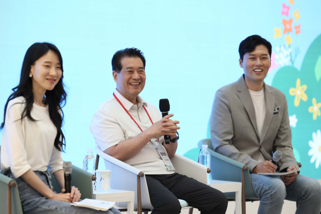 1일 포항에서 열린 타운홀미팅에 참석한 포스코그룹 장인화 회장(가운데)이 직원들의 의견에 답변하고 있다. 포스코 제공