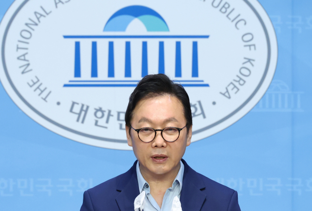 더불어민주당 정봉주 전 의원이 2일 국회 소통관에서 최고위원 출마를 선언하고 있다. 연합뉴스
