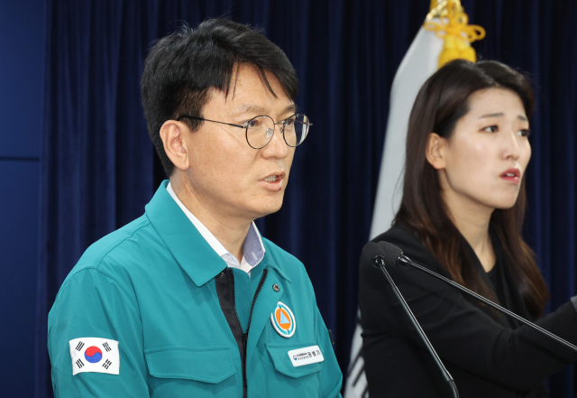 권병기 중앙사고수습본부 비상대응반장이 25일 서울 종로구 정부서울청사에서 의사 집단행동 중앙재난안전대책본부 브리핑을 하고 있다. 연합뉴스