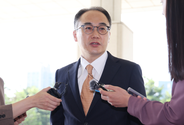 이원석 검찰총장이 5일 오전 서울 서초구 대검찰청으로 출근하며 취재진의 질문을 받고 있다. 연합뉴스