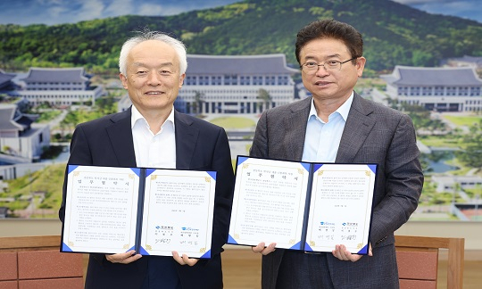 배병일 한국장학재단 이사장(왼쪽)과 이철우 경북도지사가 학자금 대출 장기연체자 지원을 위한 업무협약을 체결하고 있다. 한국장학재단 제공