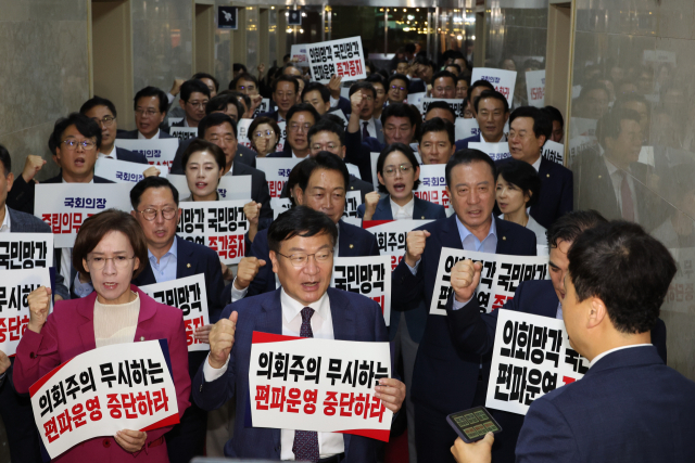 국민의힘 의원들이 2일 오후 국회의장실 앞에서 채상병특검법 상정에 대해 항의하며 국회의장 사퇴를 촉구하는 시위를 하고 있다. 연합뉴스