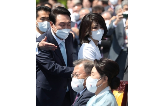2022년 5월 10일 서울 여의도 국회에서 열린 제20대 대통령 취임식에서 윤석열 대통령과 김건희 여사가 문재인 전 대통령과 김정숙 여사 곁을 지나가고 있다. 연합뉴스1