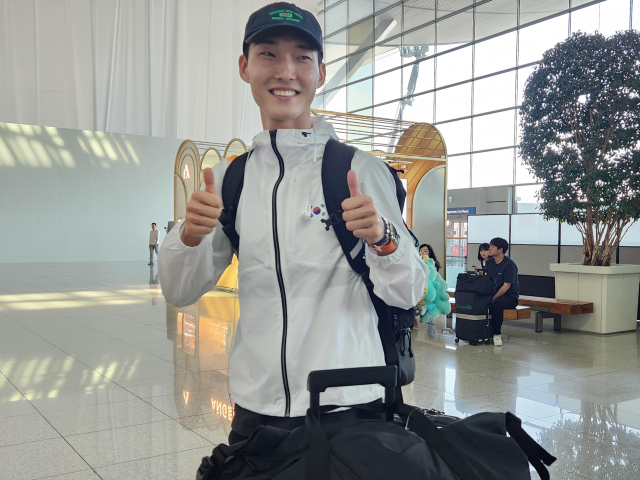 우상혁(28·용인시청)이 17일 인천국제공항에서 출국 전 취재진을 향해 엄지를 들며 기념 촬영하고 있다. 이날 우상혁은 파리 올림픽을 대비한 마지막 전지훈련을 하고자 체코로 떠났다. 연합뉴스