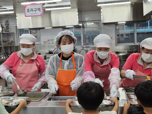 공현주 경상북도김천교육지원청 교육장이 2일 학교급식 위생 및 안전사고 발생 방지를 위한 예방 활동 강화 등 급식 실태 현황을 파악하고자 학교급식 특별 점검을 했다. 김천교육지원청 제공