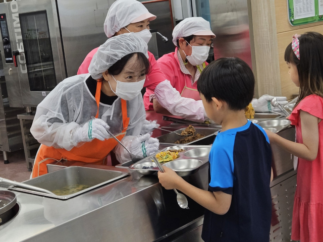 공현주 경상북도김천교육지원청 교육장이 2일 학교급식 위생 및 안전사고 발생 방지를 위한 예방 활동 강화 등 급식 실태 현황을 파악하고자 학교급식 특별 점검을 했다. 김천교육지원청 제공