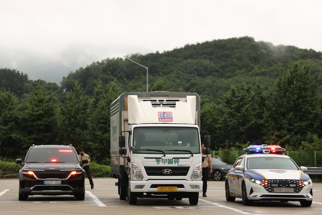 지난 2일 대구간송미술관 전시 예정 유물이 호송차량의 도움을 받아 대구간송미술관으로 향하고 있다. 문경휴게소 일대. 간송미술문화재단 제공