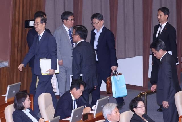 한덕수 국무총리와 최상목 경제부총리 겸 기획재정부 장관이 3일 오후 국회 본회의에서 
