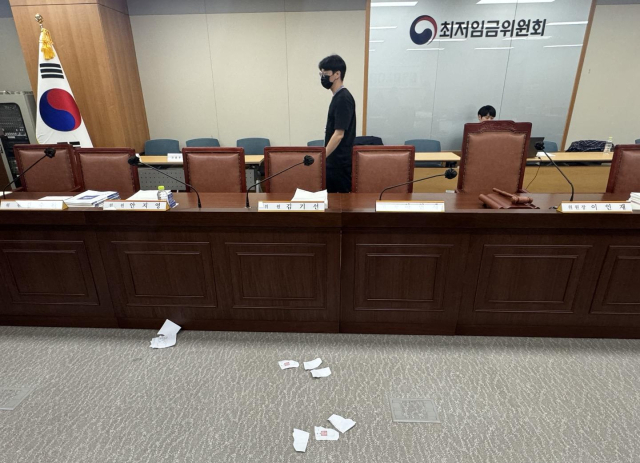 2일 최저임금위원회 7차 전원회의가 열린 정부세종청사 최저임금위원회 전원회의장 바닥에 일부 근로자위원들이 찢은 투표용지가 떨어져 있다. 연합뉴스