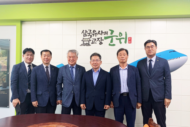 한국종축협회 임원들이 대구 군위군을 방문, 김진열 군수와 간담회를 열고, 기념 사진을 촬영하고 있다. 군위군 제공