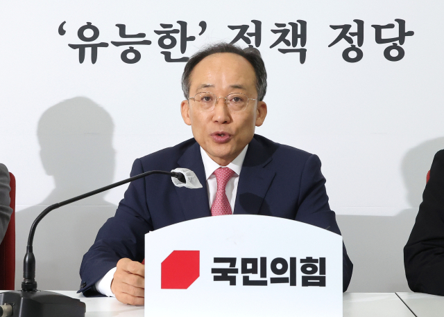 국민의힘 추경호 원내대표가 3일 오전 국회에서 기자회견을 열고 민주당의 이재명 전 대표를 수사했던 검사들에 대한 무더기 탄핵소추 추진과 관련해 입장을 밝히고 있다. 연합뉴스