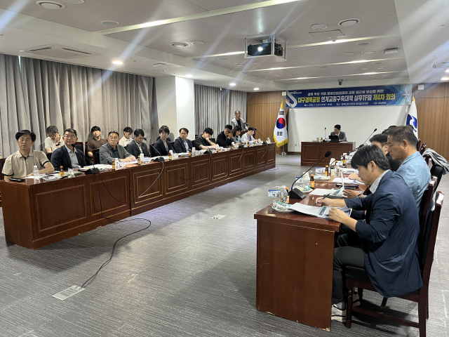 경북도는 신공항과 물류단지의 성공적인 개발을 위한 대구경북공항의 전략적이고 포괄적인 연계 교통망 구축을 위해 연계교통구축 실무TF팀 회의를 개최했다. 경북도 제공.